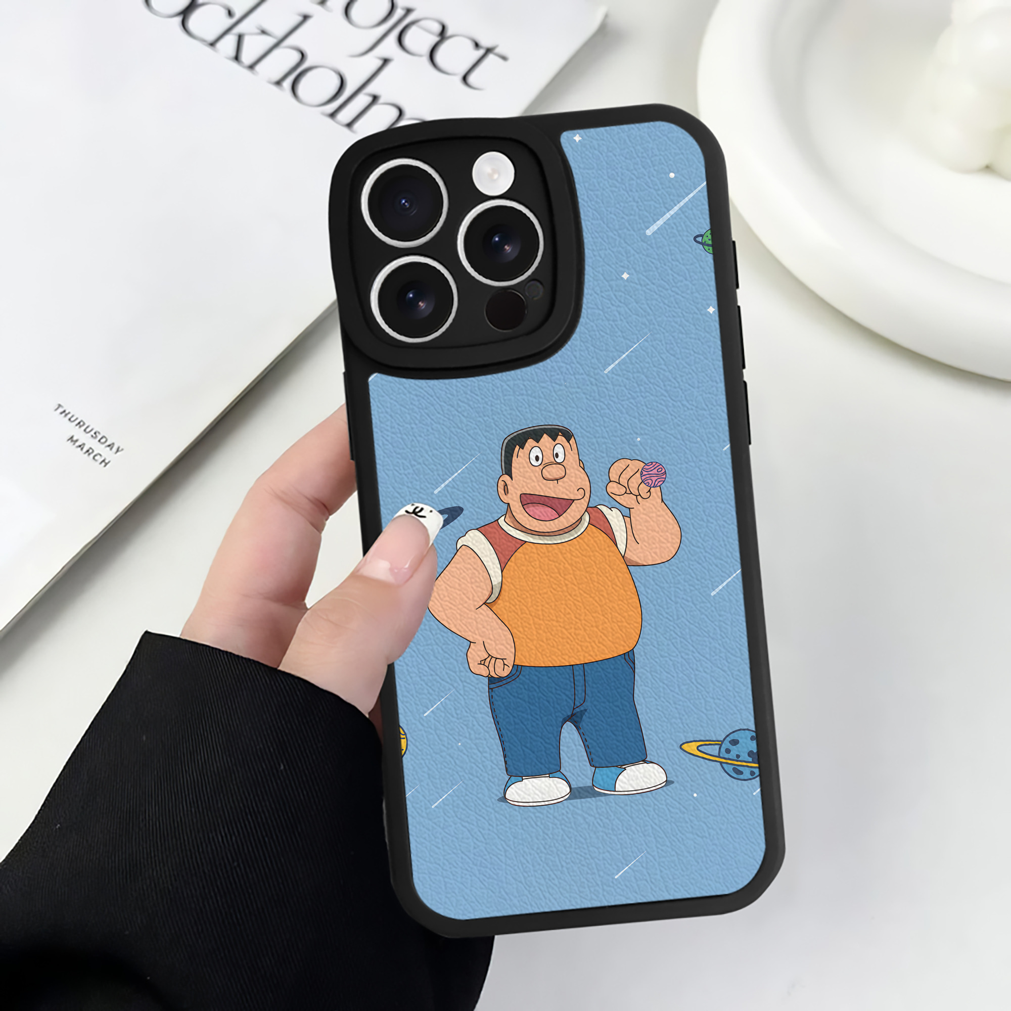 （画像用） ドラえもん Doraemon 【iPhone 16シリーズ対応】シリコンスマホケース（レザー調） 材質：シリコン